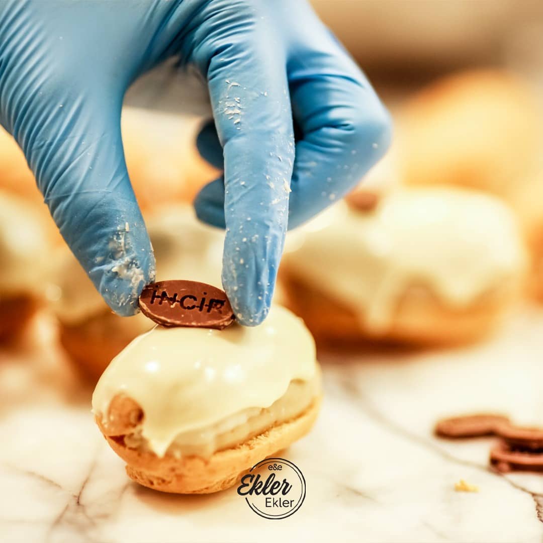 Tepside taze pişmiş choux topları